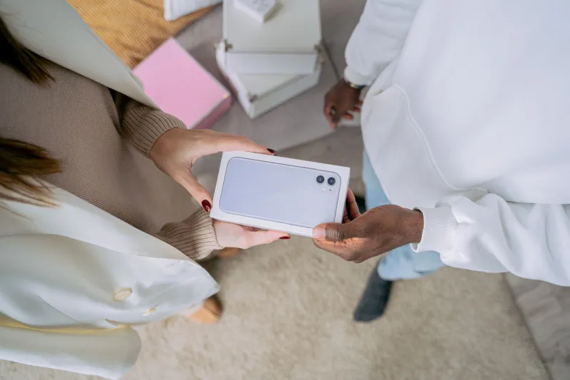 Three More Years, They Said: The Psychology Behind Every Apple Fan's Broken Upgrade Promise